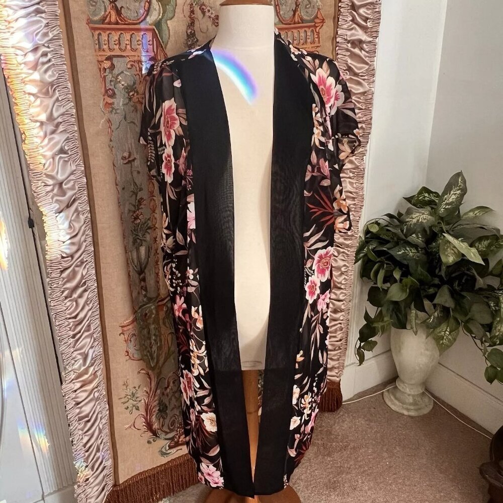Tutta Bella Maternity Kimono. Size L but Form is a S and it's OK. Chiffon. B86